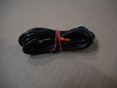 Schwarzes Kabel, aufgerollt mit einem roten Gummiband. Am Ende befindet sich ein Stecker. Das Produkt könnte für eine Pumpe von Remeha verwendet werden.